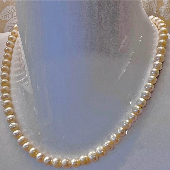 Jewelry - Classic Cream Pearl Necklace